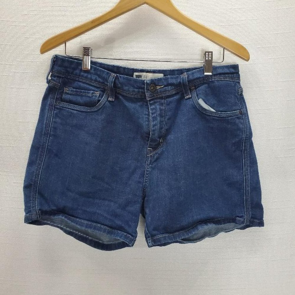 Levis Jean Shorts Womens 12 Blue Denim Medium Wash 4 Inch Inseam - Picture 1 of 9